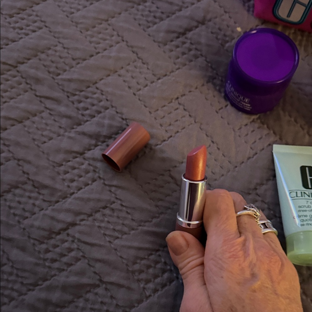 Clinique Makeup travel kit BAG INCLUDED BUT InN GREEN NOT PINK - Picture 5 of 5